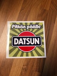 Pitkän päälle Datsun -tarra, 8,5 x 8,5 cm
