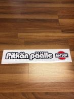 Pitkän päälle Datsun -takalasitarra, 9,5 x 55 cm