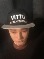 Vittu että vituttaa -lippis, musta